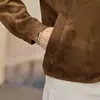Chaqueta corta de gamuza para mujer, elegante y retro, adecuada para figuras petite, una nueva opción de prenda exterior de primavera/otoño para mujeres de mediana edad y mayores.