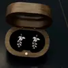 Pinzas para Orejas Blancas de Rosa Parisina Vintage sin Perforación para Mujer, Diseño de Nicho, Pendientes Versátiles y Elegantes