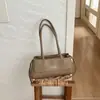 Bolso de hombro cruzado al por mayor pequeño estilo Chanel para mujer, nuevo bolso de mano para el día a día, bolso baguette de moda europeo y americano