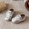 Sapatos de Couro para Meninas 2026 Outono Novo Modelo Sapatos Individuais Infantis para Crianças Maiores com Solas Macias, Sapatos de Princesa com Laço, Mocassins de Performance