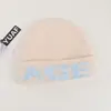 Gorro de alta qualidade em mistura de lã para estudantes, perfeito para o outono e inverno, faz o rosto parecer menor, apresenta um padrão jacquard com letras e é um chapéu justo e de caimento colado.
