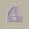 Touca de Tricô Popular, Gorro de Lã para Cabeça Grande para Mulheres, Chapéu de Outono e Inverno, Chapéu Quente com Proteção para Orelhas, Bordado Solto de Letras