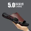 Sandálias Masculinas Modernas Estilo Coreano para Uso Externo, Chinelos Masculinos de Couro, Calçados de Verão para Uso Externo, Chinelos Masculinos Personalizados para Praia
