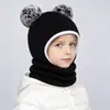 Gorro de punto liso para niños de otoño e invierno, lindo gorro de una pieza tejido para bebé con protección para las orejas, unisex con dos pompoms
