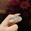 Pendientes de aro versátiles de lujo ligero en azul mar claro con colgante de gota de circón para mujer, pendientes de lazo de diseño nicho de alta gama
