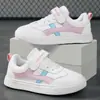 Zapatos Blancos para Niños 2026 Otoño Nuevo Estilo Superficie de Cuero Impermeables Zapatos Deportivos para Niños Medianos y Grandes Modernos Versátiles Suela Suave Zapatos para Correr