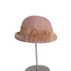 Sombrero de cubo de lana estilo lujo ligero para mujer con decoración de plumas de malla, sombrero de pescador retro a la moda para invierno