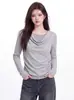 Camiseta branca listrada de manga comprida com design de duas peças falsas, apresentando uma silhueta elegante e justa, perfeita para usar no outono, e adequada para usar sozinha como um top estilo coreano