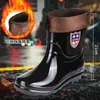 Botas de chuva impermeáveis, resistentes ao desgaste e antiderrapantes, de cano médio, com solas grossas, disponíveis em tamanhos grandes, resistentes a óleo e forradas com fleece para uso no inverno.