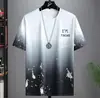 Camiseta de Manga Corta para Hombre, Marca de Moda de Verano, Seda Helada de Moda, Estilo Coreano 2026, Camisa Versátil de Manga Media Degradada, Ropa Casual