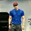Camiseta deportiva blanca pura, corte regular, corte ajustado para hombre, diseñada para acentuar los músculos, con cuello pequeño, adecuada para entrenamiento de atletismo