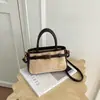 Bolso de mano con acabado mate retro, nueva colección otoño/invierno 2026, bolso cruzado versátil para mujer, bolso tote moderno y popular, bolso de mano pequeño