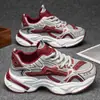 Nuevos zapatos de verano para hombre 2026, con diseño de malla, bloques de color, tela transpirable, estilo versátil, look deportivo casual, diseño moderno y único, y suelas gruesas para mayor altura
