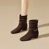 Elegantes botines para mujer con plantillas ocultas para aumentar la altura, nueva colección otoño/invierno 2026, con material de ante, punta cuadrada, tacón bajo y detalles de hebilla
