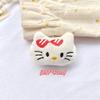 Caperucita Roja Mismo Dibujo Peluche Gafas Sanli Joyería Europea Muñeca Pequeña Broche DIY Bolso Zapatos Accesorios