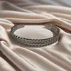 Pulseira Aberta Tendência Europeia e Americana Elegante em Aço Inoxidável com Coração Vazado Criativa Simples em Formato de C Coração de Pêssego para Mulheres