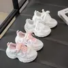 Tênis Esportivo Feminino com Malha Respirável, Novo Estilo Primavera e Verão, Tênis Casual para Meninas, Antiderrapante, Adequado para Crianças Maiores e Estudantes, Tênis de Corrida Branco