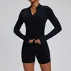 Conjunto de yoga transfronterizo estilo europeo y americano para mujer, que incluye un top deportivo de fitness para Pilates, una chaqueta deportiva de manga larga de secado rápido y pantalones cortos