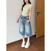 Chao Li tem em estoque calças jeans largas de três quartos com efeito desgastado para mulheres, novo estilo de verão, calças casuais versáteis de três quartos com laço em forma de coração
