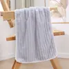 Toalha de banho de fleece de coral de alta densidade com listras largas, toalha absorvente estampada, toalha de banho grande e grossa, toalha de comércio exterior temu