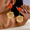 Moda Europea y Americana Pendientes de Flor de Metal con Pétalos Franceses Perla de Imitación Lujo Accesible Pendientes de Bola de Piel de Gama Alta Pendientes para Mujer