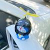 Decoração de carro Doraemon acessórios de decoração de carro elétrico Jingdang gato vento quebrado pato capacete de carro libélula de bambu