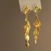 Pendientes de Borla Dorada con Forma de Flor para Mujer, Lujo Ligero, Pendientes Exagerados y Elegantes, Estilo de Alta Gama Otoño e Invierno, Nuevos Pendientes Populares 2024