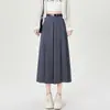 Foto real de falda de cintura alta para mujer, nuevo estilo otoño 2026, elegante y estilizada falda midi plisada línea A