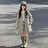 Gabardina de longitud media para niña, nuevo estilo primavera y otoño 2026, chaqueta de trabajo de corte holgado, chaqueta retro coreana para niños