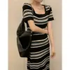 Vestido Listrado Gola Quadrada Feminino Verão Malha Fina Vintage Slim-Fit Emagrecedor Comprimento Médio Saia Tubinho
