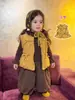 Conjunto de Tres Piezas para Bebé Niña Estilo Retro: Chaleco Acolchado de Invierno con Lazo y Pantalones a Cuadros Estilo Calabaza, Muy Elegante