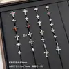 Nuevos y modernos aretes de cruz con diamantes completos Jiuhan para mujer, ear cuffs de acero de titanio de nicho, populares tachuelas de hueso de la oreja de alta gama