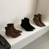 Botas de Salto Alto Estilo Coreano Bico Fino Camurça Cano Curto Slim Femininas 2026 Novas Botas de Meia-Estação Primavera/Outono Salto Fino Marrom Botas de Cano Curto