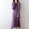 Vestido de Tricô Redondo em Lã Pura para Outono/Inverno 2026 com Mangas Longas Flare e Padrão Torcido em Cor Sólida para Mulheres