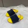 Chinelos peludos coloridos com design contrastante, sandálias femininas de uma tira, coleção de outono 2026 da moda, sandálias rasteirinhas estilosas
