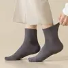 Meias masculinas de cano médio para outono e inverno, meias grossas de algodão, meias de cano médio e longas, quentes, absorventes de suor, respiráveis, meias sem costura