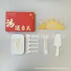 Juego de regalo de vajilla desechable para pasteles, juego de cinco piezas para fiestas de repostería, incluye cubiertos de plástico reforzado, platos de papel, velas y sombreros
