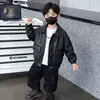 Chaqueta de Cuero de Primavera y Otoño para Niños 2026 Nuevo Estilo Chaqueta de Cuero PU para Niños Chaqueta Genial de Motociclista Tendencia Chaqueta Atractiva para Niños Pequeños y Medianos