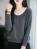 Suéter feminino de lã fina com um design retrô color-block apresentando um padrão texturizado de trança, criando um top de malha estiloso e elegante