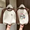 Camiseta Interior Básica de Cuello Redondo DeRong para Bebé Niños 2026 Otoño/Invierno Nuevo Estilo Camiseta de Manga Larga con Parches