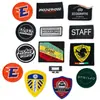 La fábrica de etiquetas tejidas suministra insignias tejidas escolares, brazaletes de rescate para ropa, emblemas para sombreros, etiquetas de tela, parches para textiles del hogar e insignias tejidas de regalo para comercio exterior.