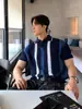 2025 Novo Estilo Elegante Verão Fashionável Jovem Popular Masculino Suéter de Malha Artístico Padrão Versátil Moda Listrado Simples Curto