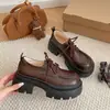 Sapatos de couro femininos versáteis estilo britânico com sola grossa para primavera e outono, novos mocassins de corte profundo da moda para mulheres, 2026 com cadarço