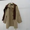 [Clásico y atemporal] Atuendo de blogger de otoño: gabardina retro de manga raglán, corte holgado, con un cuello largo de un solo botón