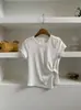 Camiseta feminina plissada torcida à mão de manga curta, verão 2026, fenda lateral, gola redonda, ombro normal, design que afina, estilo casual