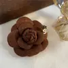 Nobre Filha~Broche de Camélia Pequena Fragrante Exquisito Francês Alfinete de Rosa Café Retrô Grampo de Cabelo Corsage