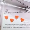 Acessórios populares para nail art em formato de coração de cor sólida em tons de macaron, unhas postiças versáteis e doces em formato de coração de pêssego com pétalas duplas, brincos e decorações de resina