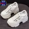 Sapatos Vazados Femininos Primavera Verão Novos Vazados Sapatos de Treino Alemães Leves Respiráveis Aumento Interno Sapatos Femininos Versáteis Sola Grossa Sandálias Romanas