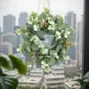 1 Pieza Corona Rústica Artificial de Eucalipto y Bayas con Hojas Escarchadas, Corona Falsa de Hojas Verdes con Bayas Rojas, Decoración Festiva, Estacional y para Todo el Año, Corona Colgante para Interiores y Exteriores para Pared, Ventana, Chimenea, Porche, Boda, Fiesta y Hogar