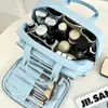 Nova bolsa de maquiagem azul claro 2026, grande capacidade, à prova d'água, com compartimentos e camadas, uma bolsa de armazenamento luxuosa e portátil